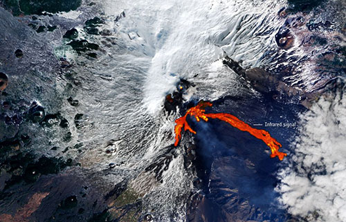 从太空看到埃特纳火山的火热爆发